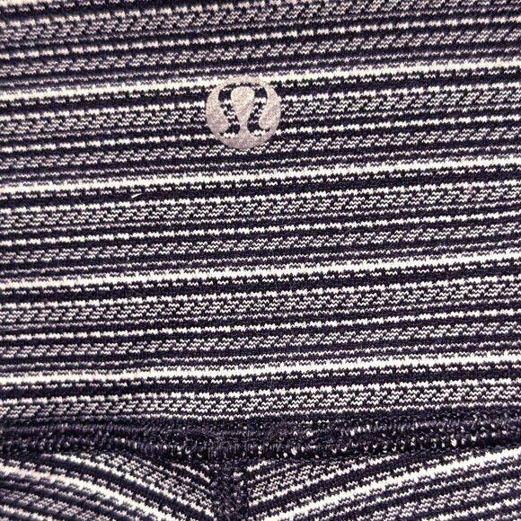 Black and White Horizontal Design Lululemon leggings Size 2 - Picture 3 of 3